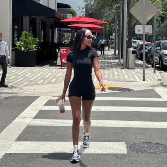 Aritzia Tops - Aritzia Bound T Shirt Sz M